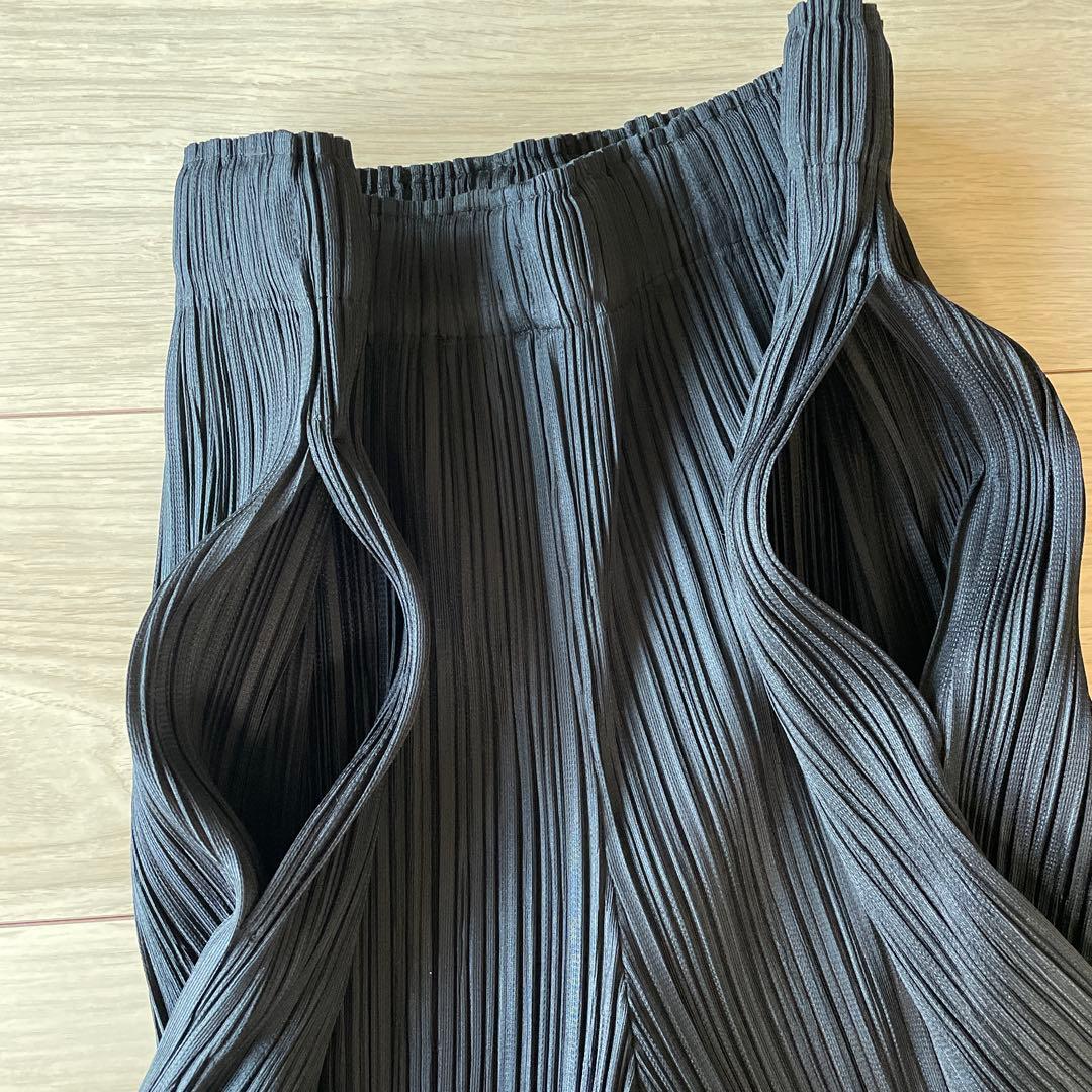 プリーツプリーズ　パンツ　黒
