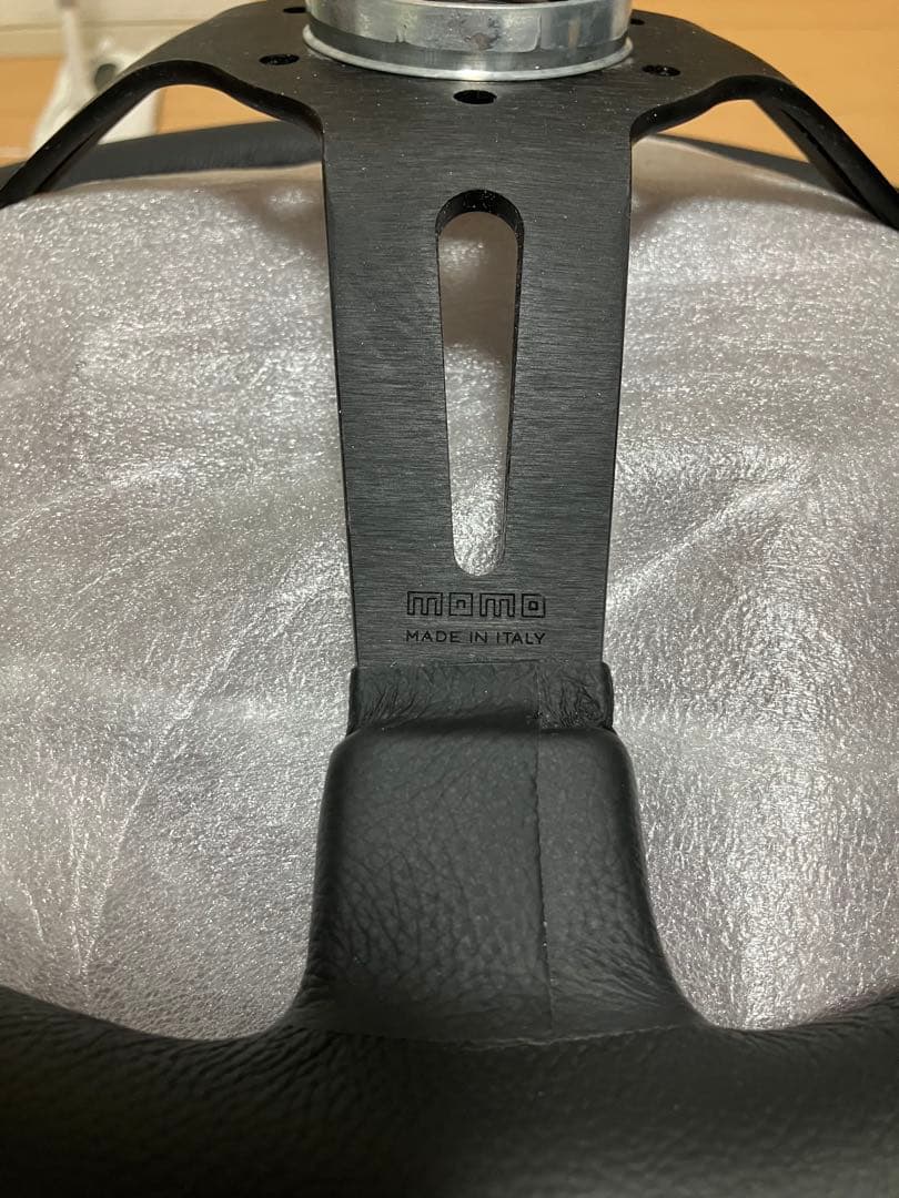 「Rio」MOMO ステアリングホイール 35cm 黒/黄色MOD.08