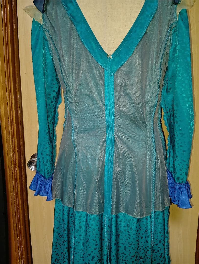 大きめサイズの衣装ワンピース（シルキータッチの光沢あり）ライトグリーン