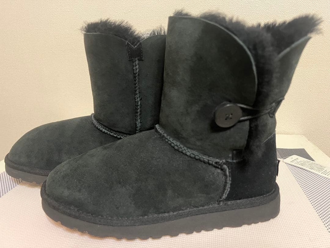 3*1様 UGG黒 スエード ボタン付き ショートブーツ