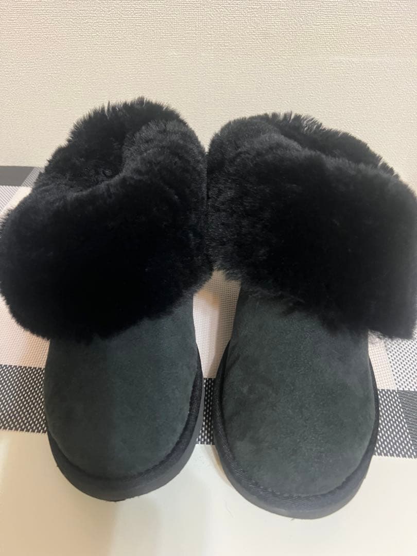 3*1様 UGG黒 スエード ボタン付き ショートブーツ