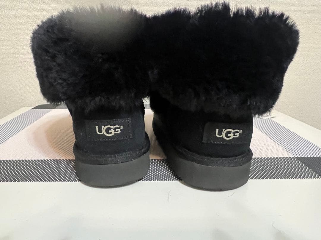 3*1様 UGG黒 スエード ボタン付き ショートブーツ
