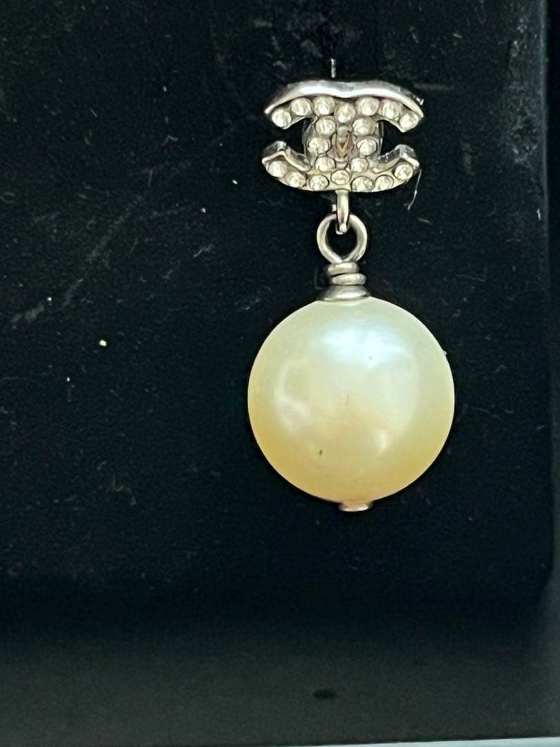 CHANEL パールピアス ロゴチャーム付き　片耳