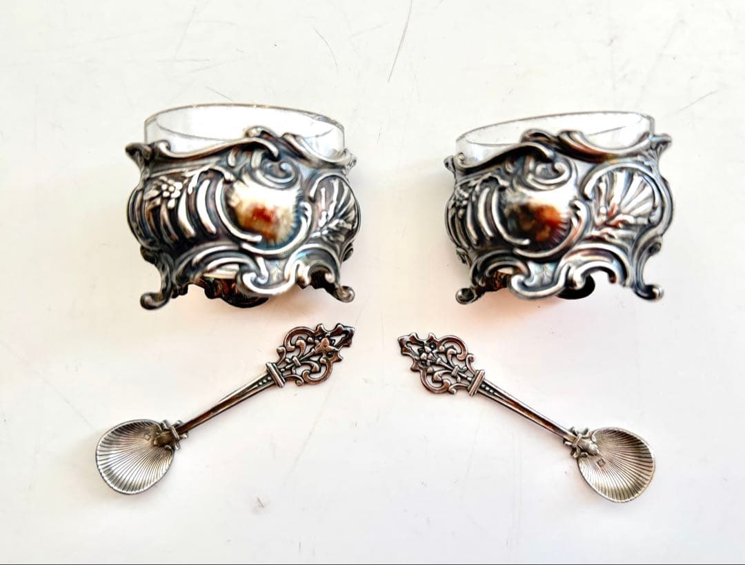 装飾的なシルバー製のソルトセラーとスプーンセット