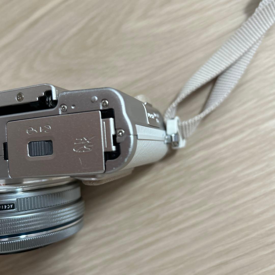 OLYMPUS PEN E-PL8 ホワイト　ダブルズームキット