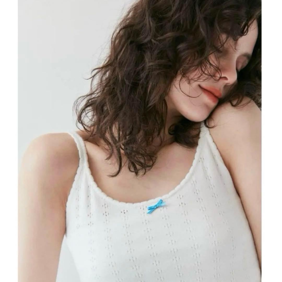 eyelet ribbon cami (white × blue ribbon)