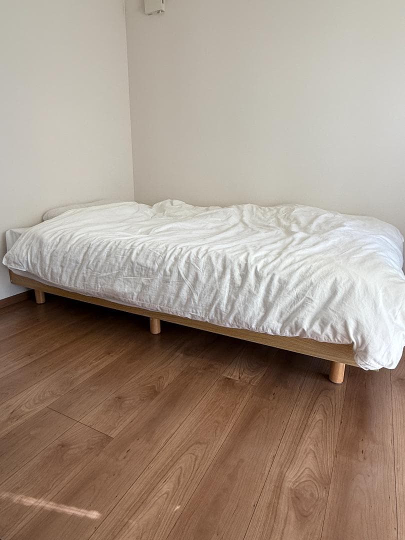 【すのこ】セミダブルベッドフレーム 棚・3口コンセント付き（ナチュラル色）