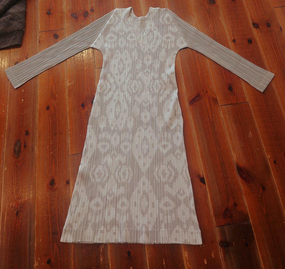 イッセイ・ミヤケプリーツプリーズ ジャガードピクセルVネック長袖ワンピースグレー