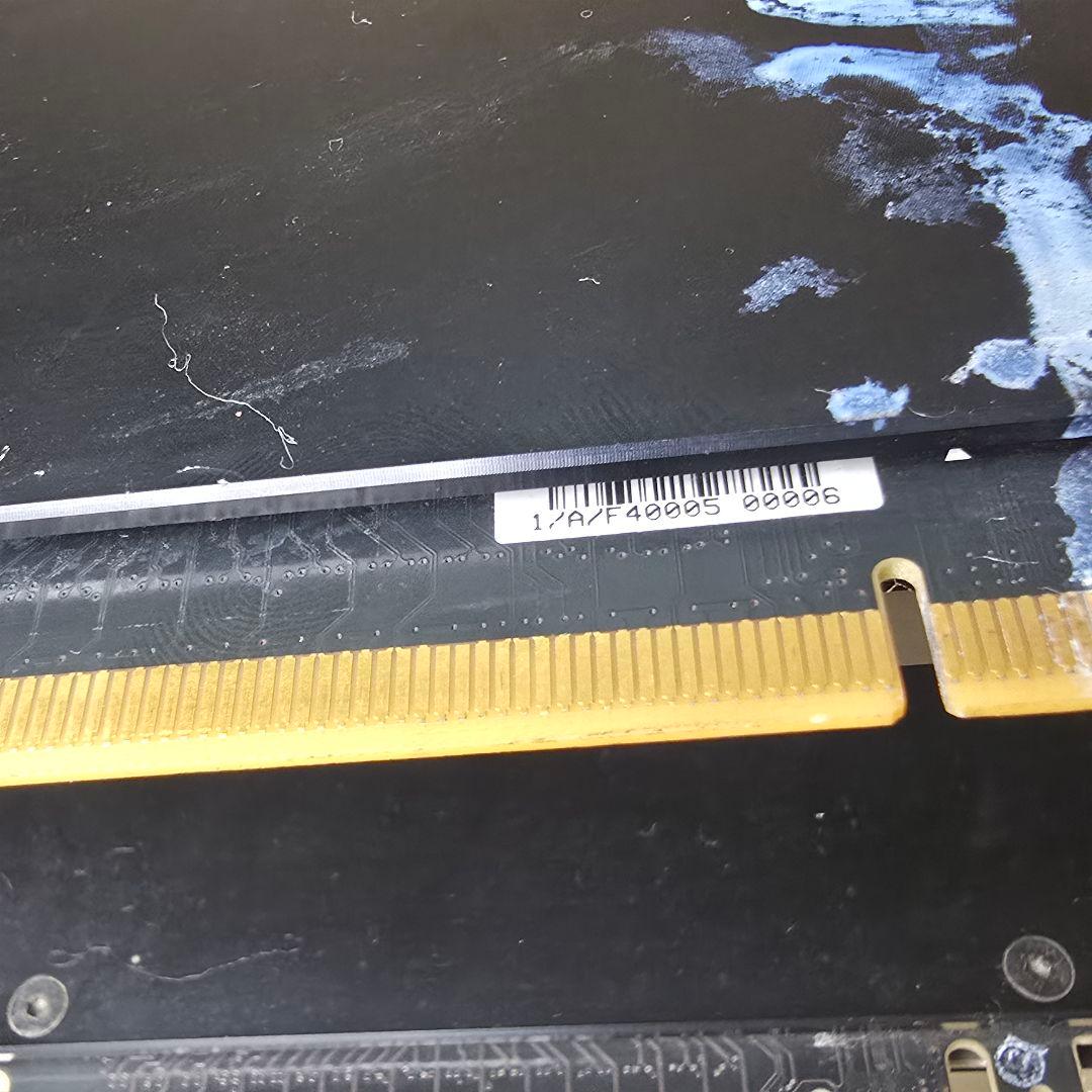 専用の液体冷却システムコンポーネントを備えたグラフィックカード（GPU）