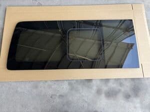 やんやん太郎　ハイエース クォーターガラス 右側 サードガラス 運転席側