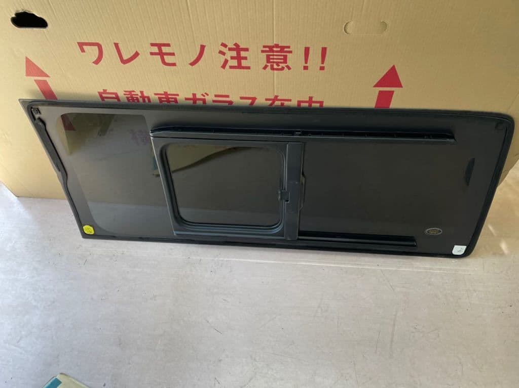 やんやん太郎　ハイエース クォーターガラス 右側 サードガラス 運転席側