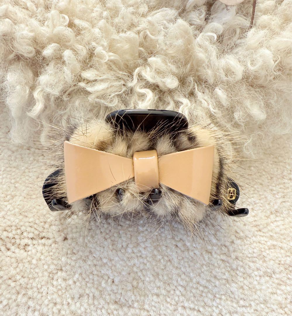 アレクサンドル ドゥ パリ ファー×リボンデザインのヘアクリップ