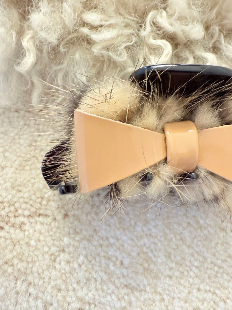 アレクサンドル ドゥ パリ ファー×リボンデザインのヘアクリップ