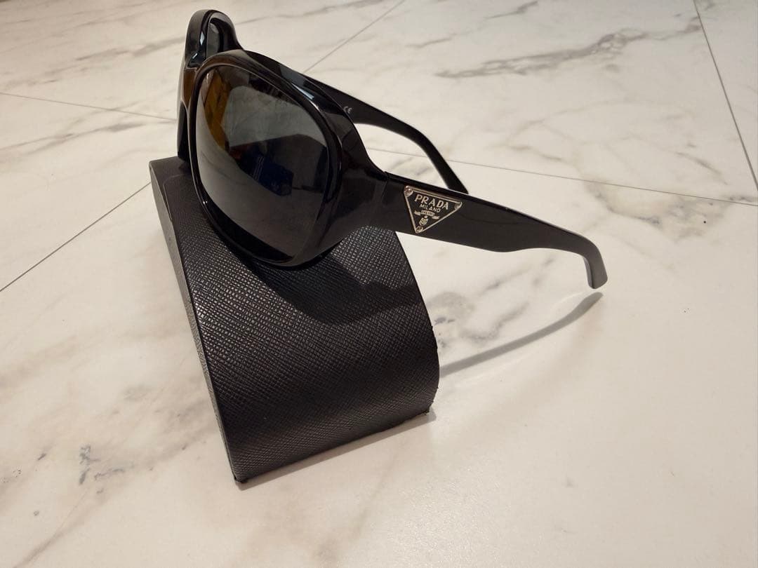 PRADA ブラックサングラス SPR 106S 58mm