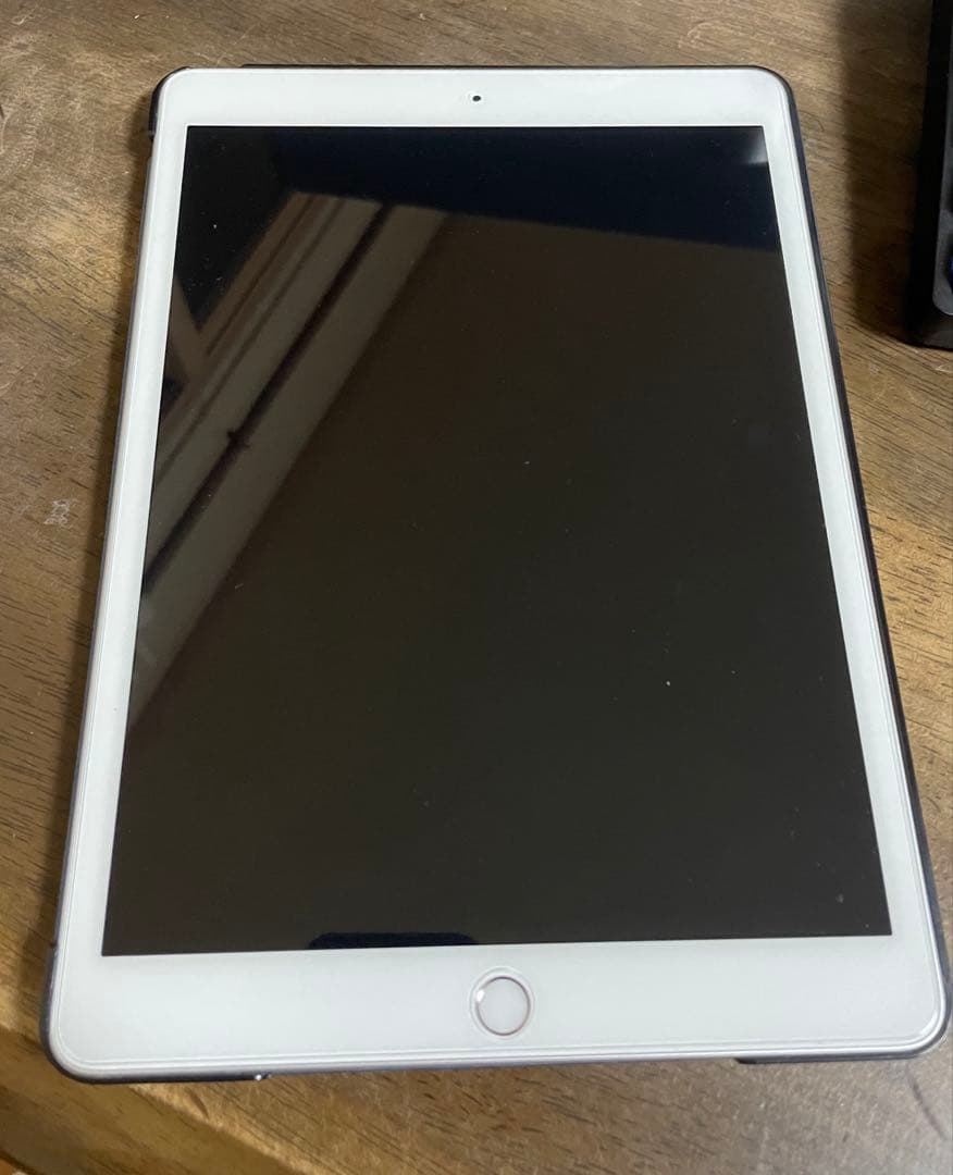 Apple iPad (第8世代) 本体　ケース&保護フィルム付き