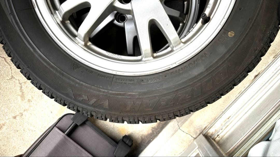 スタッドレスタイヤ 30プリウス等