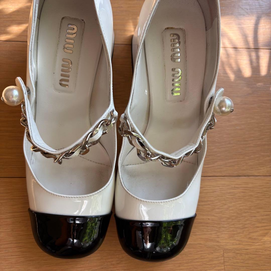 miumiuエナメルバイカラーパール付きパンプスAY