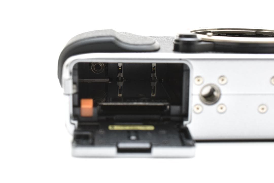 超美品 富士フイルム X-E2 ミラーレス デジタルカメラボディ シルバー