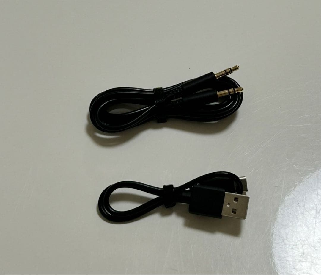 グレーオーバーイヤーワイヤレスヘッドフォン