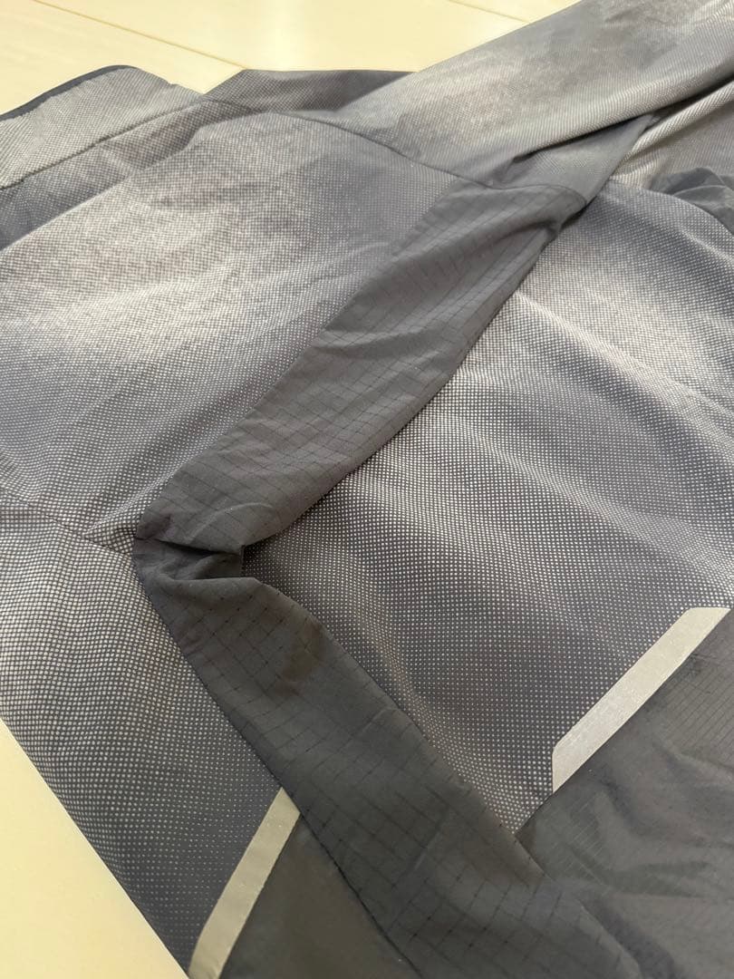 on ランニングジャケット グレー/ブラック