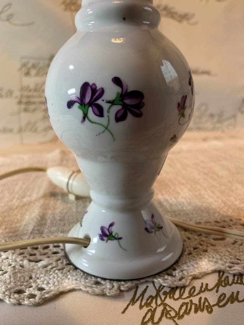 フランス製　アンティーク　スミレ柄の赤いシェードがプードルみたいな可愛いランプ！