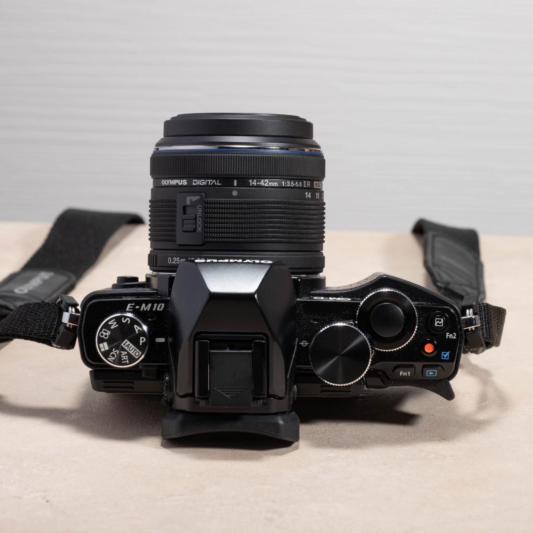 OLYMPUS OM-D E-M10 ダブルレンズキット スマホ転送OK