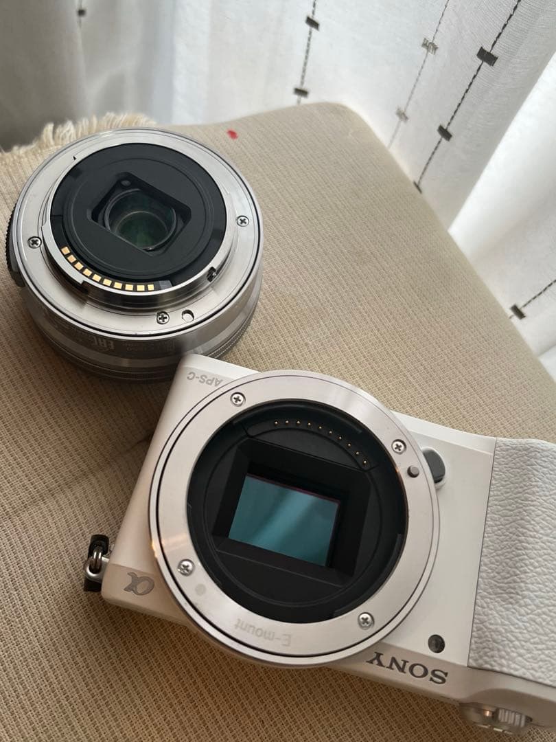 SONYソニーa5100 ILCE-5100USB充電可能ホワイトミラーレス一眼