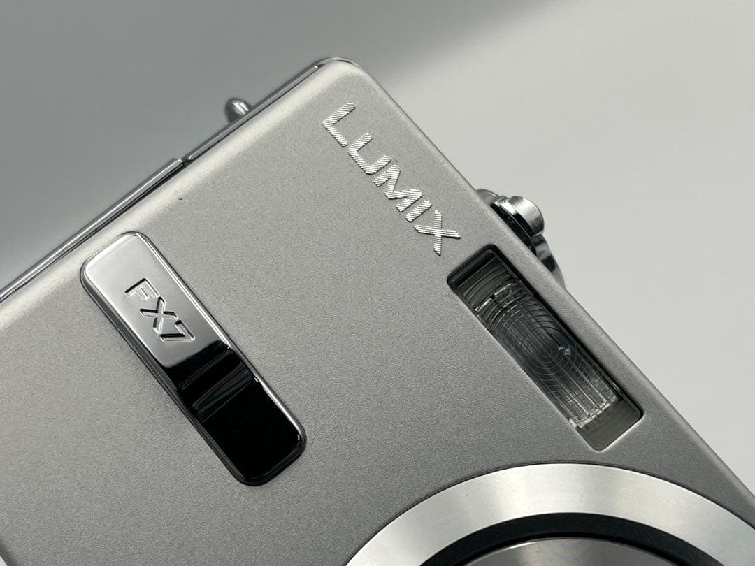 Panasonic デジタルカメラ LUMIX DMC-FX7 シルバー 本体