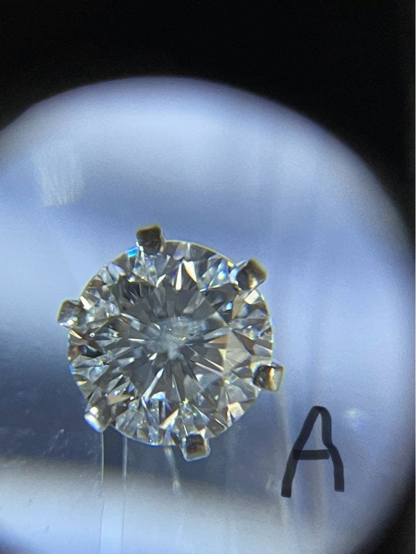 ダイヤピアス1.047ctと1.013ct