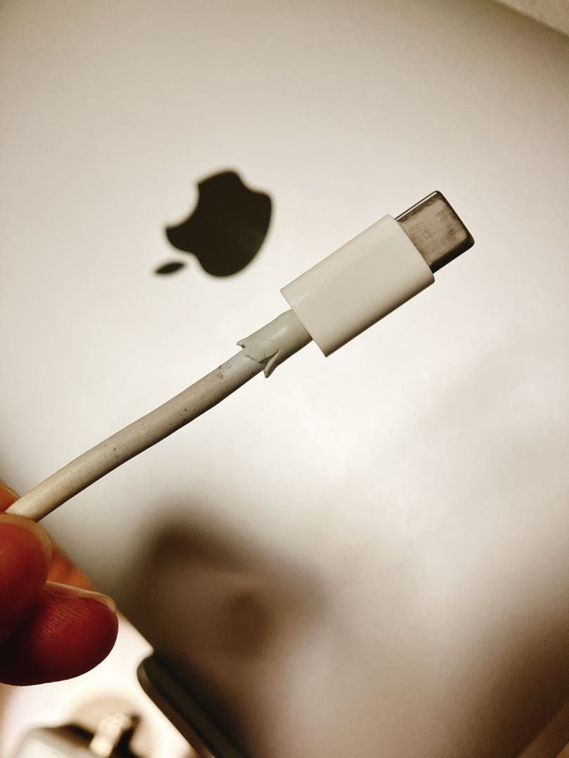 MacBook シルバー【画面下部に小さい割れ有】