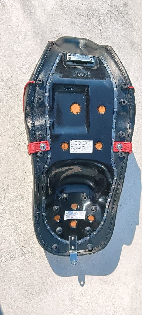 バイクシート ブラック/レッド ストライプ