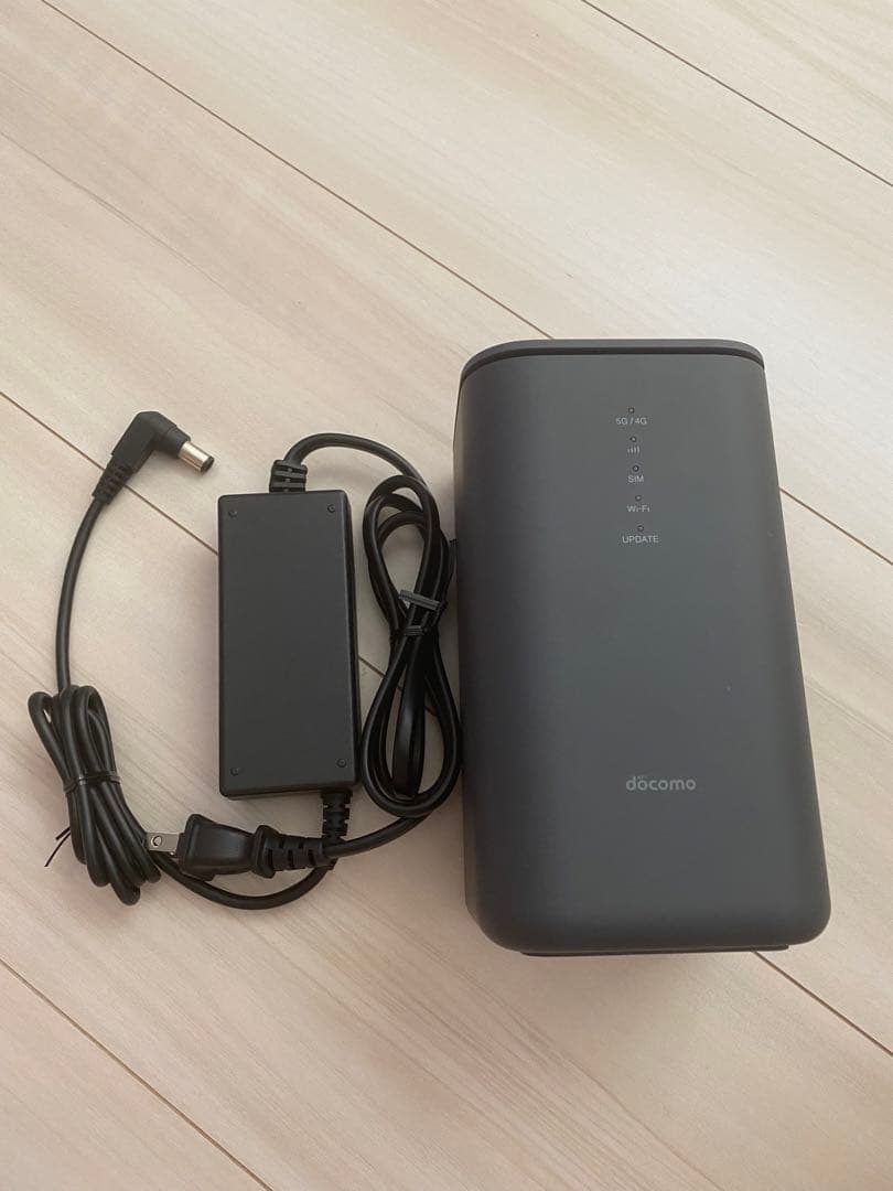 NTTドコモ HR02 ルーター 本体と電源アダプター