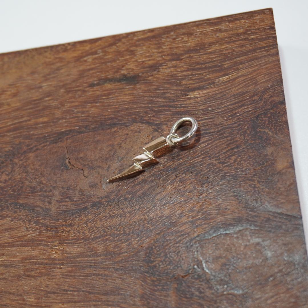 ◇RAOING◇ネックレス　トップのみ　　閃光　Ｋ10　flash