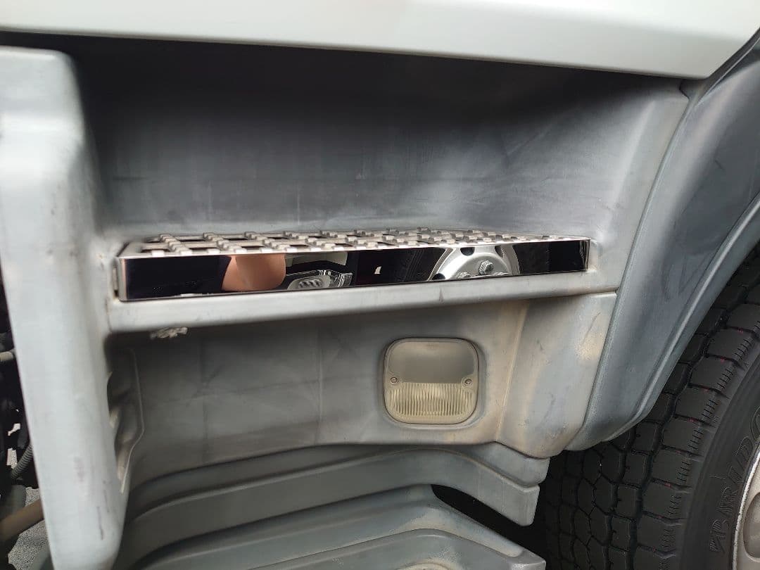 ニューギガ　アルミ縞板✕サイド鏡面、鱗ステン　ボルトナット付き