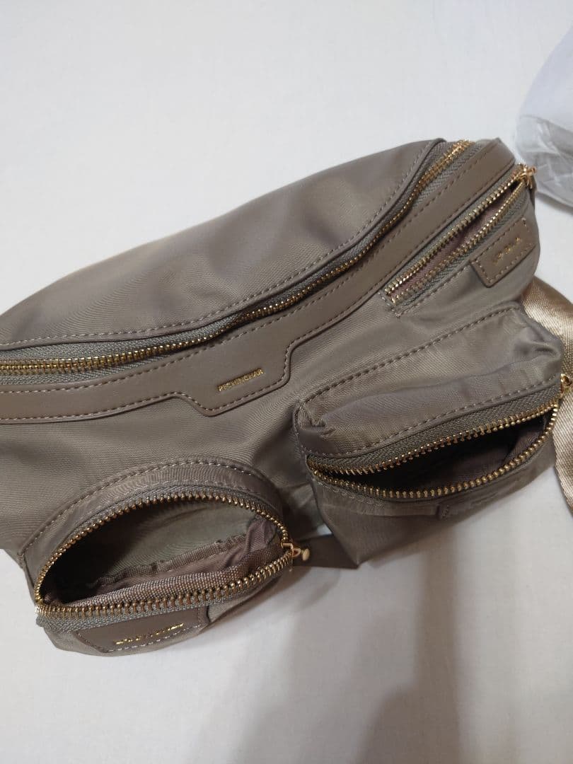 新品タグ付き ペシンシャ ポケットデザイン ショルダーバッグ グレー
