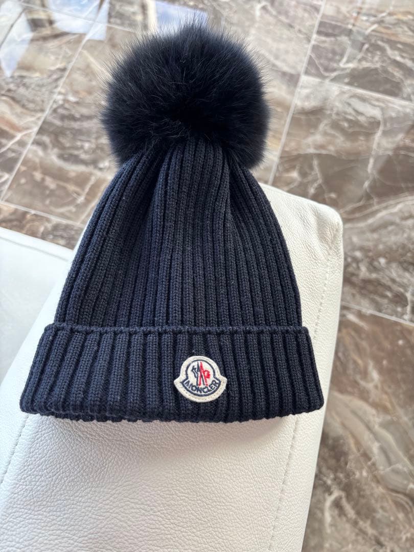 MONCLER ポンポン付きニット帽 黒