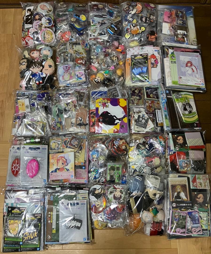 マンガ　アニメ　グッズ　缶バッジ　アクリルスタンド　ラバーストラップ　フィギュア