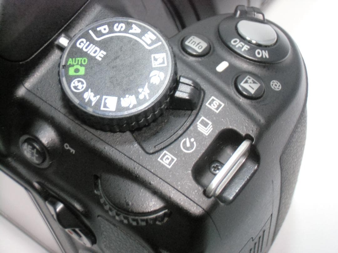 Nikon D3100 デジタル一眼レフカメラ　B057