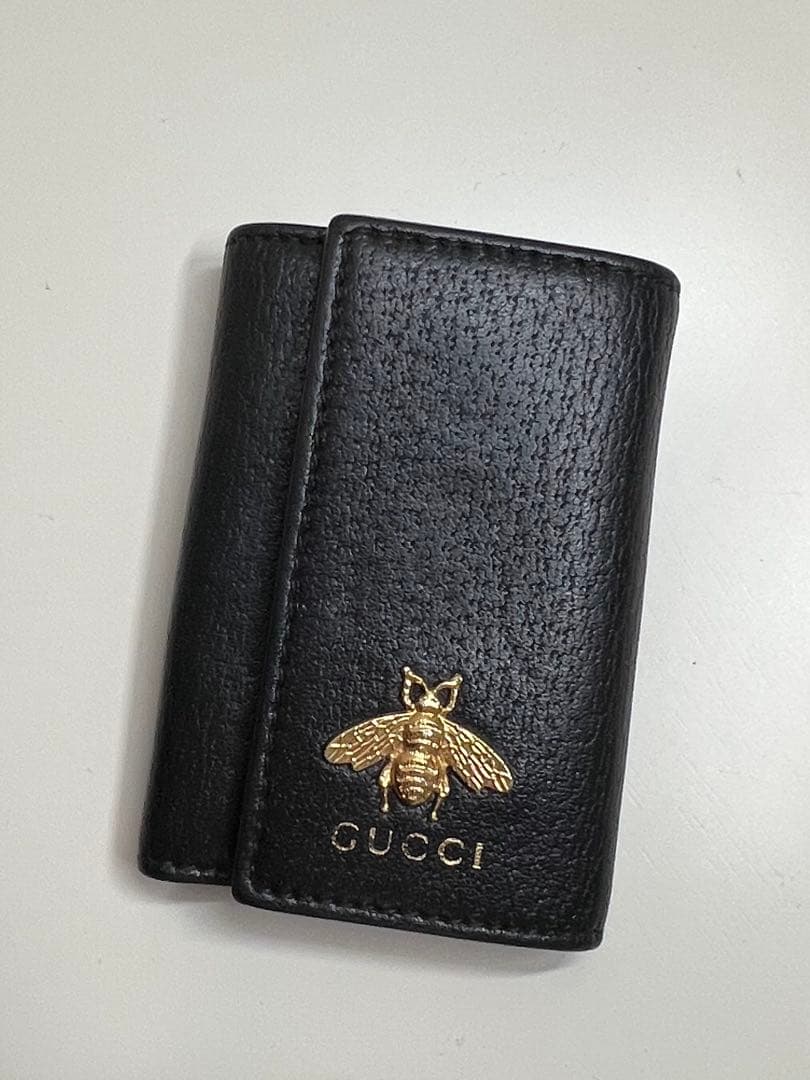 GUCCI グッチ　ブラックレザーキーケース 蜂モチーフ