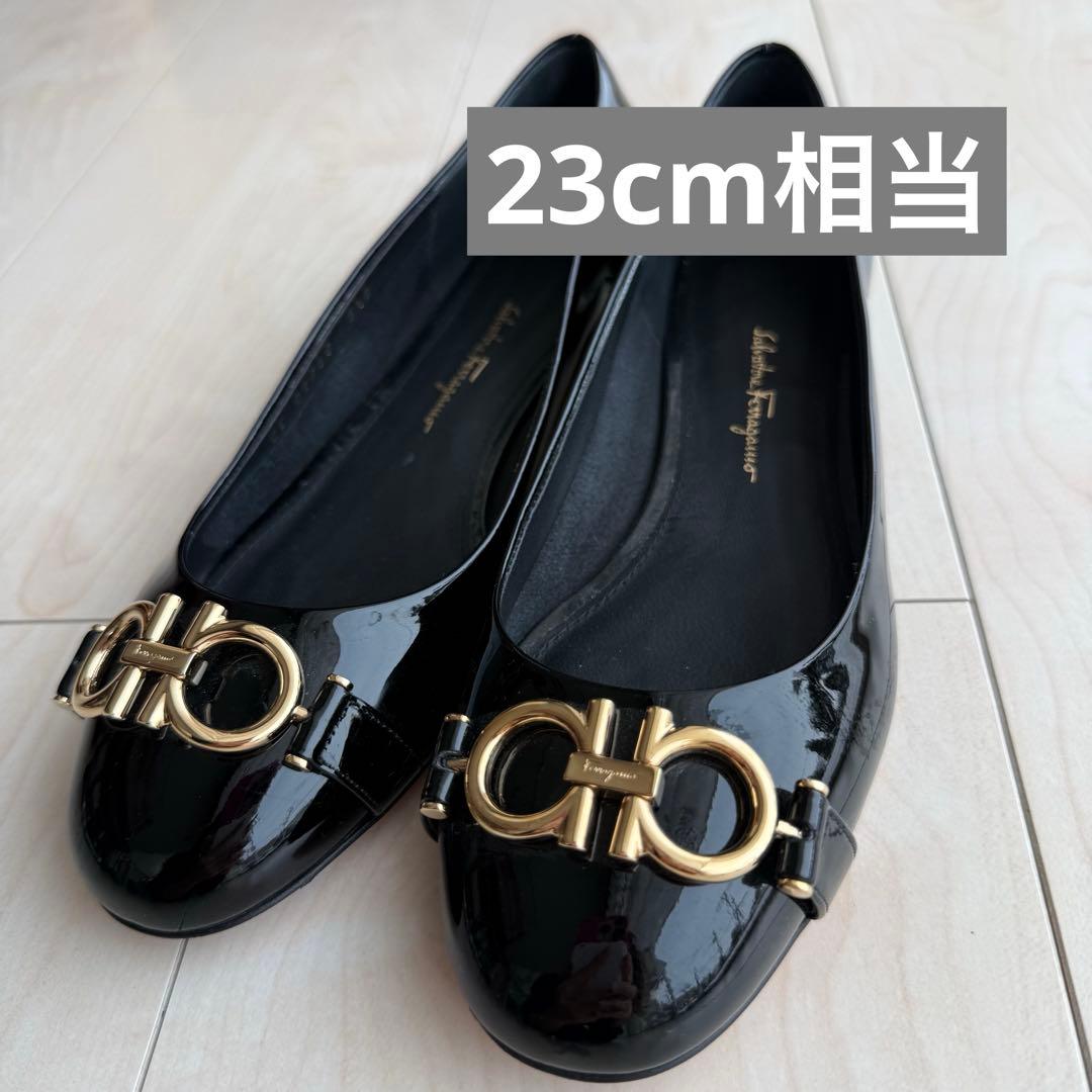 フェラガモ　フラットシューズ　パンプス　靴　レディース　黒　エナメル　23