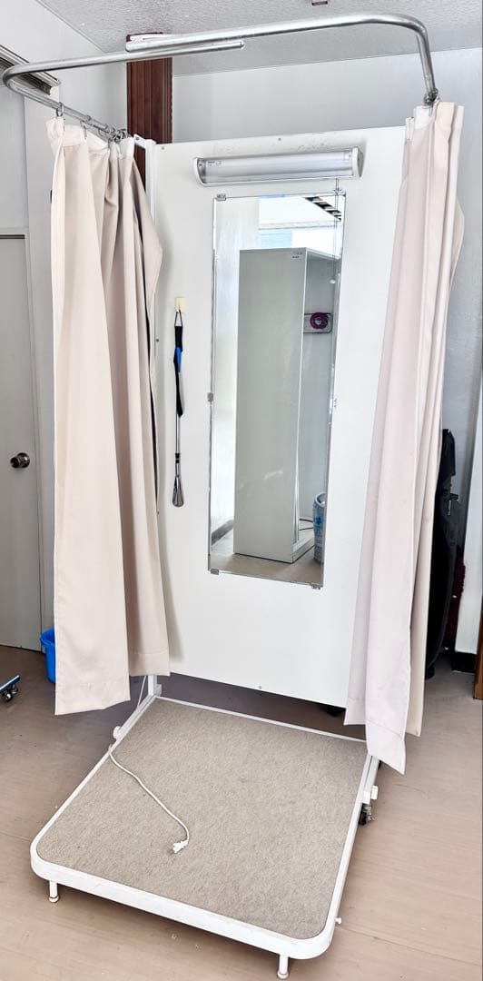 フィッティングルーム　試着室　アパレル