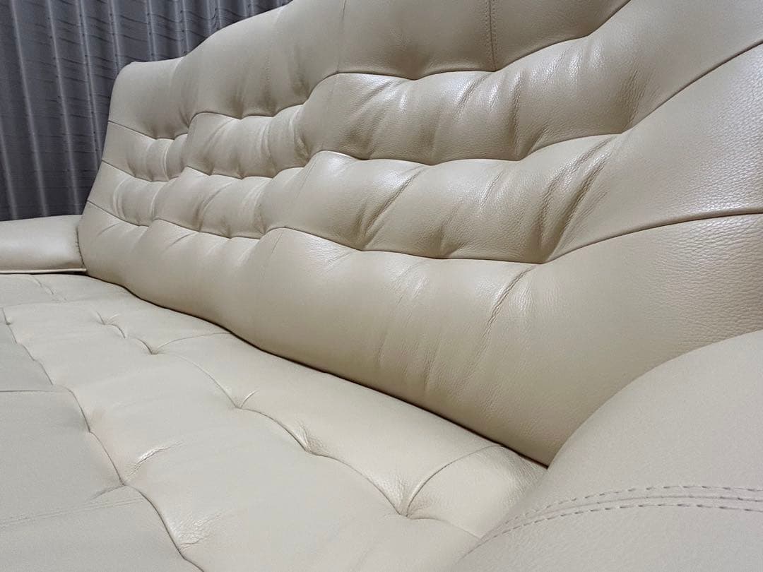 三人掛け革張りソファー　色:アイボリー