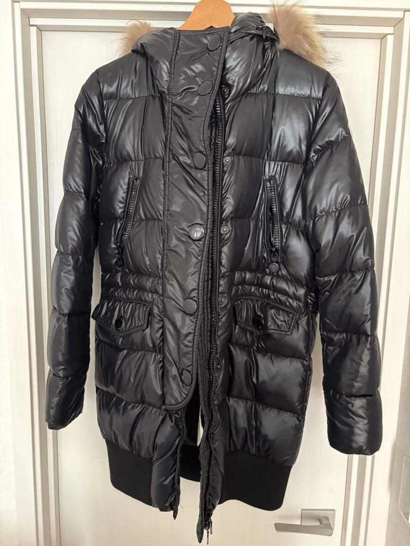 MONCLER ブラック ロングダウンジャケット ファー付き