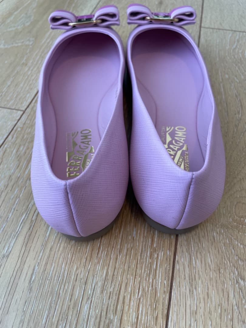 フェラガモ　パンプス　ピンク