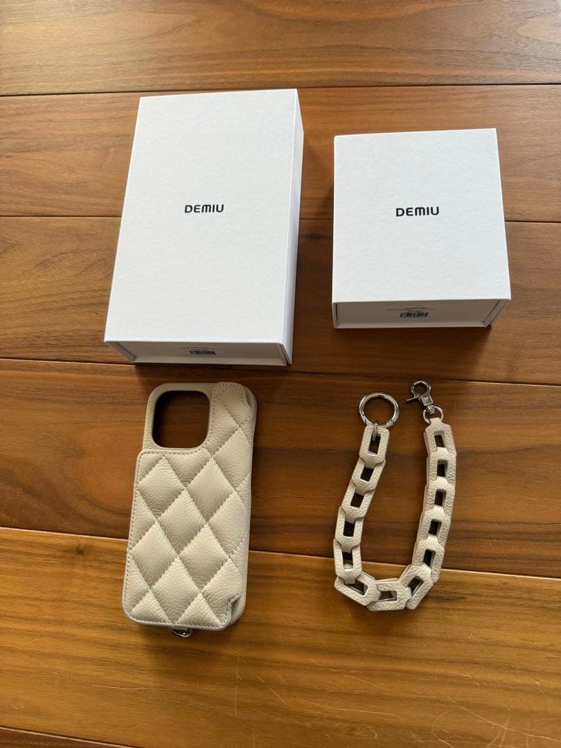 DEMIU iPhone16proケース　ストラップつき