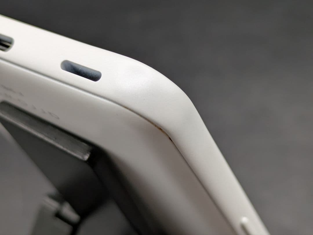 docomo F-51B スマートフォン本体 ホワイト