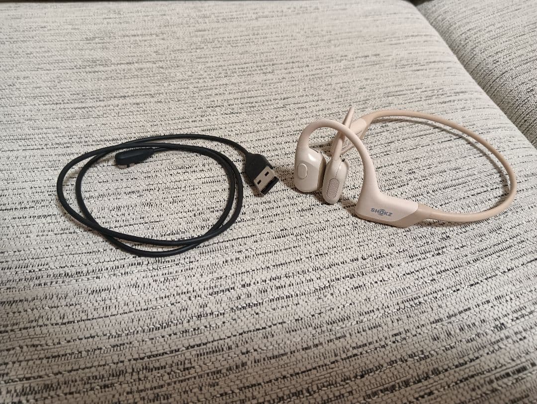 美品 希少ベージュ Shokz Openrun pro 本体、充電ケーブル