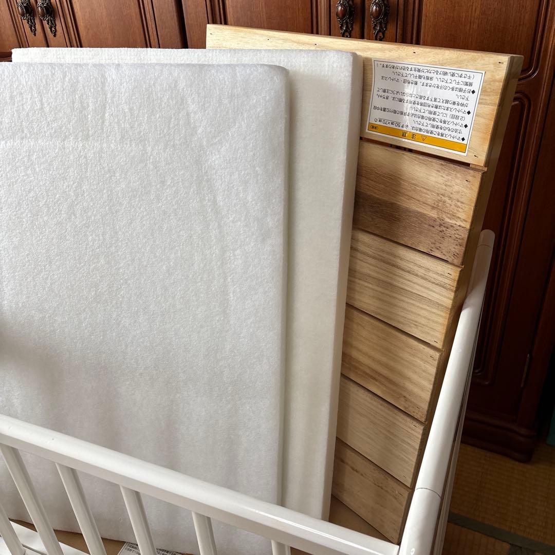 カトージ　木製ホワイトミニミニベビーベッド キャスター付き