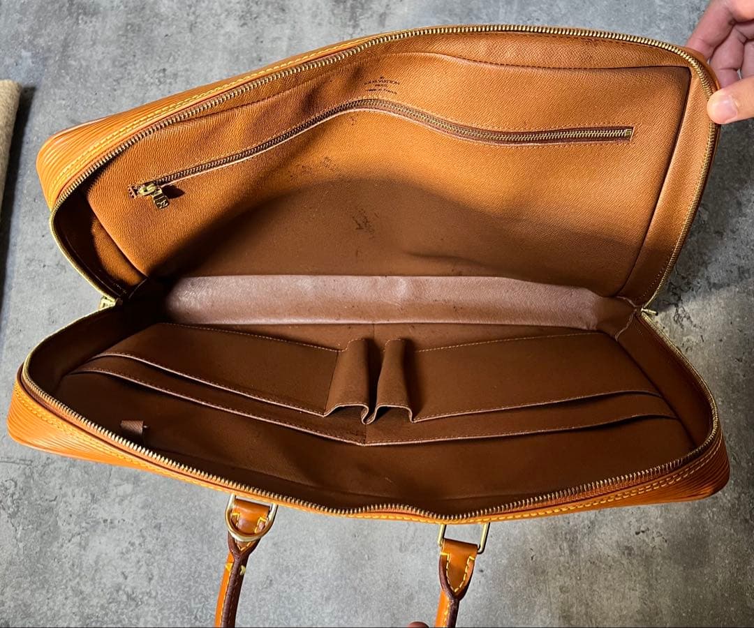 ルイヴィトン　エピ　ポルト ドキュマン・ヴォワヤージュ　ジパングゴールド