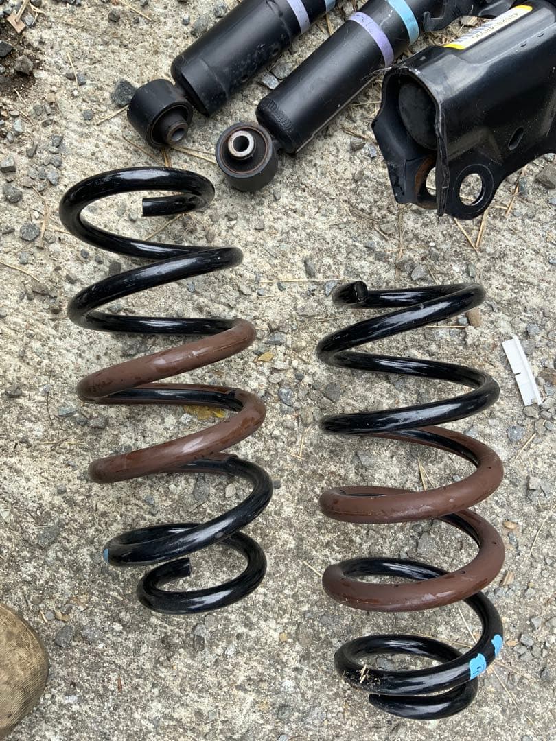 TOYOTAハリアー60系サスペンションキット　 6 A 21 TOKICO